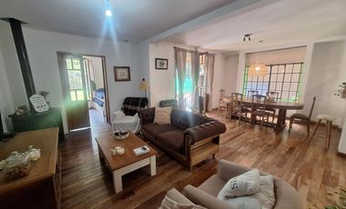 Casa en venta de tres dormitorios en Villa Elisa