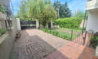 Casa en venta de tres dormitorios en Villa Elisa