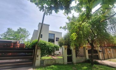 Casa en venta de tres dormitorios en Villa Elisa