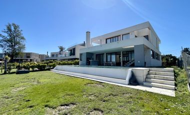 CASA AL LAGO EN LAGUNA GRANDE VILLANUEVA - 6 AMBIENTES