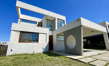 CASA AL LAGO EN LAGUNA GRANDE VILLANUEVA - 6 AMBIENTES