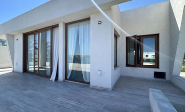 CASA AL LAGO EN LAGUNA GRANDE VILLANUEVA - 6 AMBIENTES