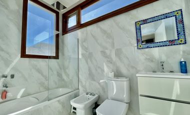 CASA AL LAGO EN LAGUNA GRANDE VILLANUEVA - 6 AMBIENTES