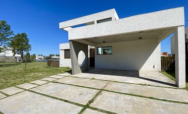 CASA AL LAGO EN LAGUNA GRANDE VILLANUEVA - 6 AMBIENTES