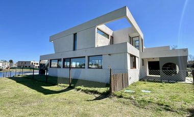 CASA AL LAGO EN LAGUNA GRANDE VILLANUEVA - 6 AMBIENTES