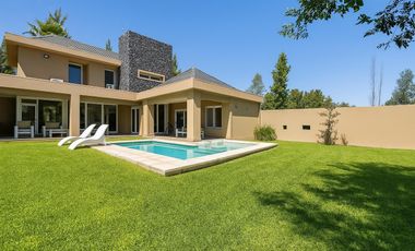 Casa en Los Alamos Club de Campo Ibarlucea Barrio Cerrado 3 Dormitorios