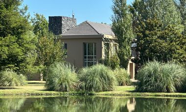 Casa en Los Alamos Club de Campo Ibarlucea Barrio Cerrado 3 Dormitorios