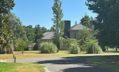 Casa en Los Alamos Club de Campo Ibarlucea Barrio Cerrado 3 Dormitorios