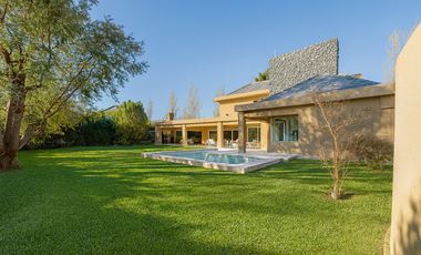 Casa en Los Alamos Club de Campo Ibarlucea Barrio Cerrado 3 Dormitorios