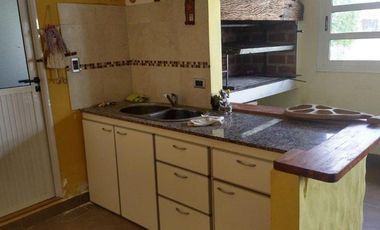 Chalet 4 ambientes con quincho