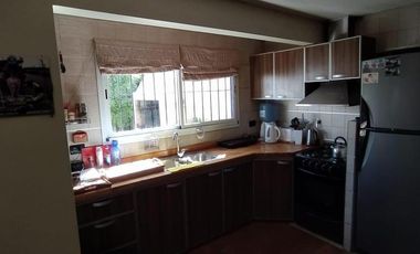 Chalet 4 ambientes con quincho