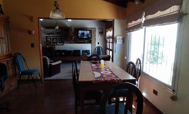 Chalet 4 ambientes con quincho