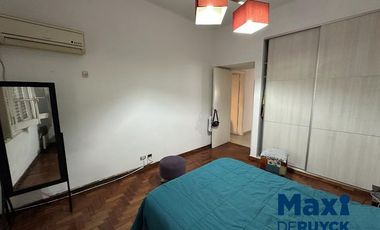 Casa tipo PH al frente, a pasos de la estación Don Bosco