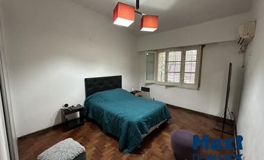 Casa tipo PH al frente, a pasos de la estación Don Bosco