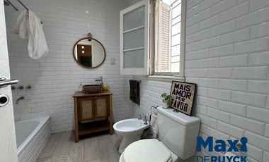 Casa tipo PH al frente, a pasos de la estación Don Bosco