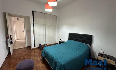 Casa tipo PH al frente, a pasos de la estación Don Bosco