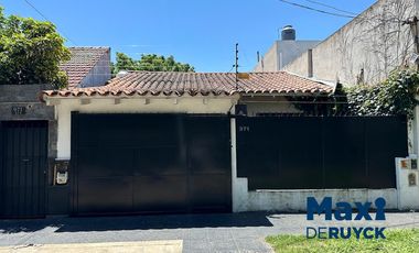 Casa tipo PH al frente, a pasos de la estación Don Bosco