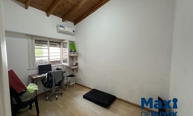 Casa tipo PH al frente, a pasos de la estación Don Bosco