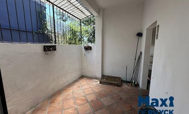 Casa tipo PH al frente, a pasos de la estación Don Bosco