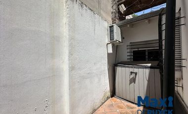 Casa tipo PH al frente, a pasos de la estación Don Bosco