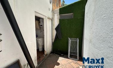 Casa tipo PH al frente, a pasos de la estación Don Bosco