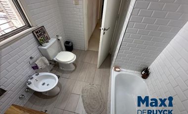 Casa tipo PH al frente, a pasos de la estación Don Bosco