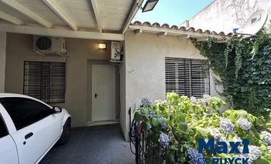 Casa tipo PH al frente, a pasos de la estación Don Bosco