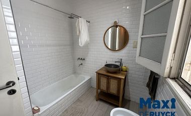 Casa tipo PH al frente, a pasos de la estación Don Bosco