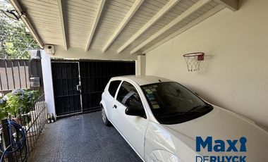 Casa tipo PH al frente, a pasos de la estación Don Bosco