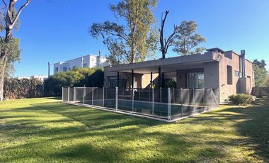 Casa en alquiler en  El Encuentro de 3 dormitorios con laguna