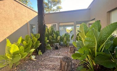 Casa en alquiler en  El Encuentro de 3 dormitorios con laguna