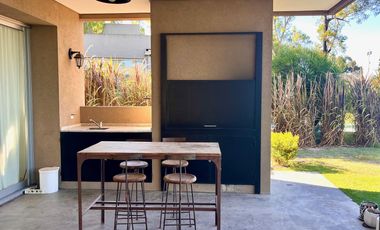 Casa en alquiler en  El Encuentro de 3 dormitorios con laguna