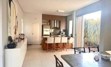 Casa en alquiler en  El Encuentro de 3 dormitorios con laguna