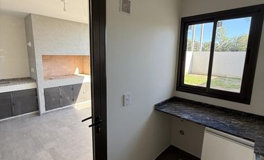 LA CALANDRIA - DUPLEX A ESTRENAR - FRENTE A PLAZA!