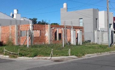 Lote de 12x18 en esquina de barrio Caisamar