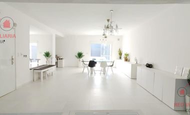 Casa en  impecable estado con cuatro dormitorios, dos baños, garaje, patio con pileta de natación