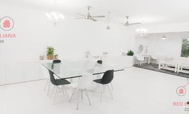 Casa en  impecable estado con cuatro dormitorios, dos baños, garaje, patio con pileta de natación