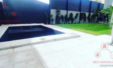 Casa en  impecable estado con cuatro dormitorios, dos baños, garaje, patio con pileta de natación