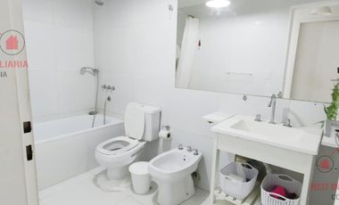 Casa en  impecable estado con cuatro dormitorios, dos baños, garaje, patio con pileta de natación
