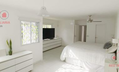 Casa en  impecable estado con cuatro dormitorios, dos baños, garaje, patio con pileta de natación