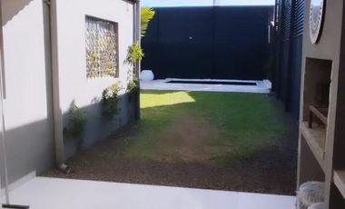 Casa en  impecable estado con cuatro dormitorios, dos baños, garaje, patio con pileta de natación