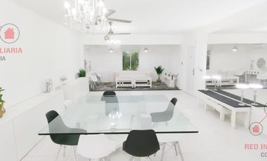 Casa en  impecable estado con cuatro dormitorios, dos baños, garaje, patio con pileta de natación