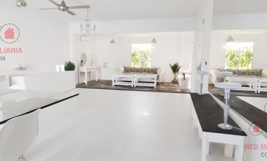 Casa en  impecable estado con cuatro dormitorios, dos baños, garaje, patio con pileta de natación