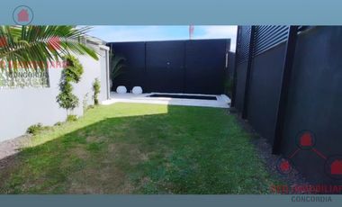 Casa en  impecable estado con cuatro dormitorios, dos baños, garaje, patio con pileta de natación