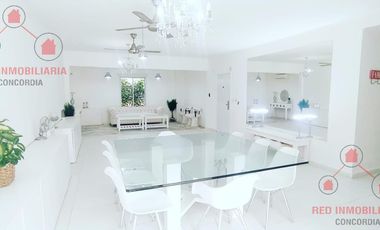 Casa en  impecable estado con cuatro dormitorios, dos baños, garaje, patio con pileta de natación