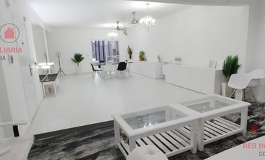 Casa en  impecable estado con cuatro dormitorios, dos baños, garaje, patio con pileta de natación