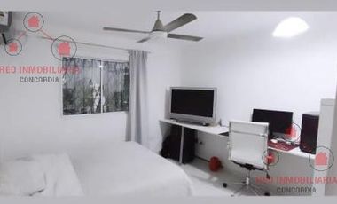 Casa en  impecable estado con cuatro dormitorios, dos baños, garaje, patio con pileta de natación