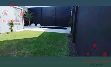 Casa en  impecable estado con cuatro dormitorios, dos baños, garaje, patio con pileta de natación