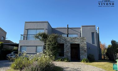 Casa en Venta en Haras Santa Maria Barrio Los Robles - 6 ambientes