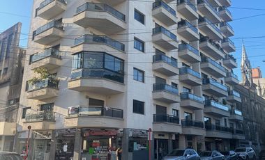 Departamento con tres habitaciones, dos baños, cochera, cocina, living comedor, balcón.-